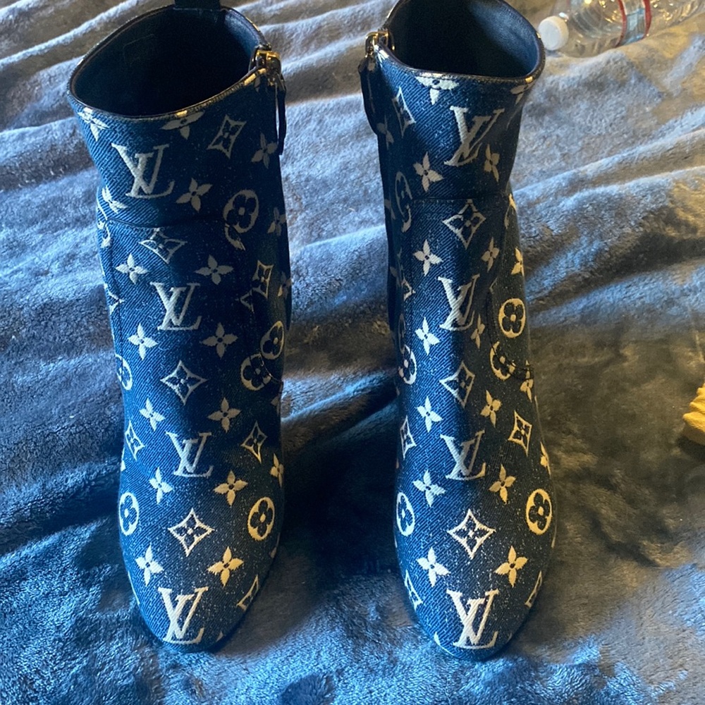 Size 9 Louis Vuitton boots worn for 5 minutes